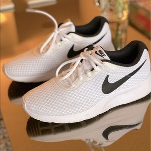 Nike women's tanjun running shoes. WORN ONCE!